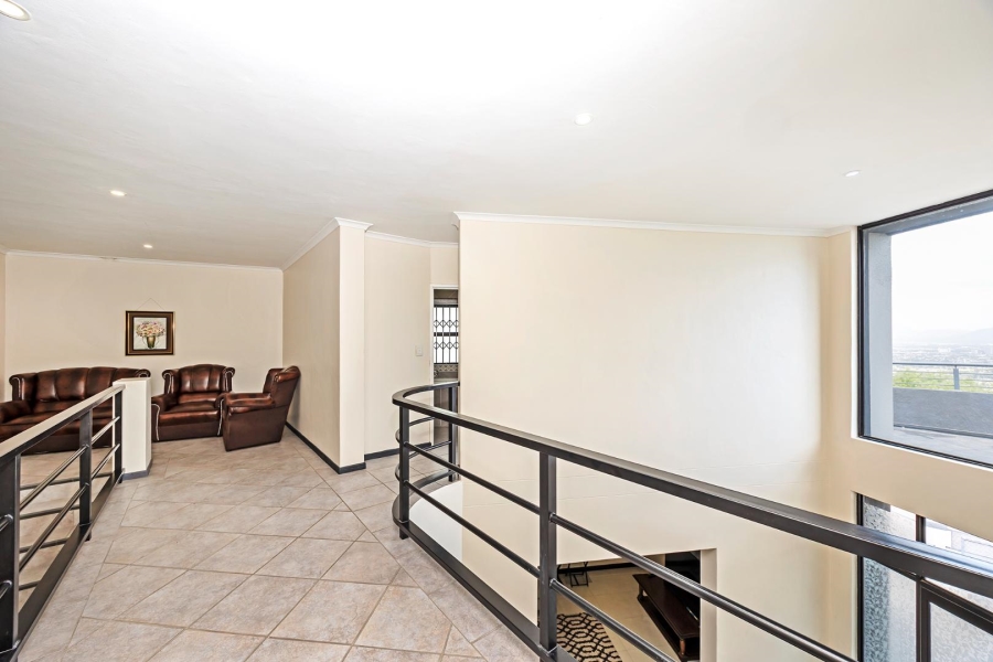 8 Bedroom Property for Sale in Plattekloof Western Cape